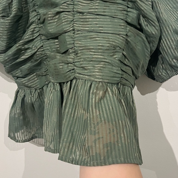 Express Ruched Cropped Top - Picture 9 of 11